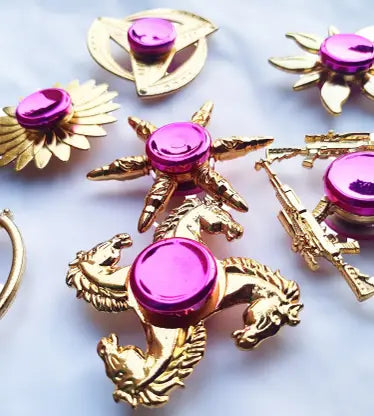 10373 {1 Pcs} Random Design Gold Finger Hand Spinner Fidget Spinner Toys for Kids (Gold}