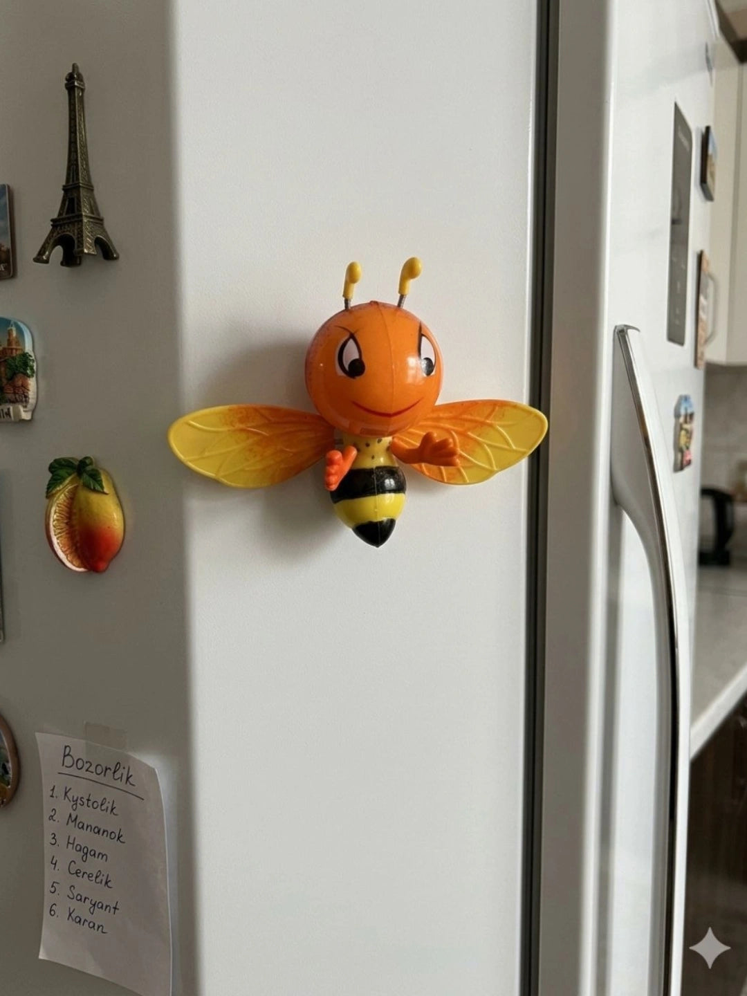 20693 Flying Honey Bee Home Decor Magnet