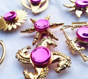 10373 {1 Pcs} Random Design Gold Finger Hand Spinner Fidget Spinner Toys for Kids (Gold}